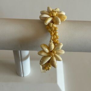 Vintage Hawaiian Creamy Floral Sea Shell Bracelet